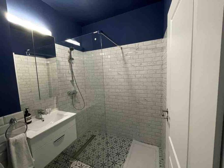Modern 2-Bedroom Apartment In New Residence Craiova Eksteriør billede