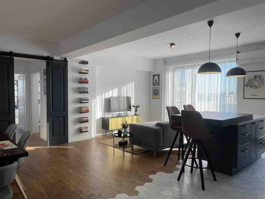 Modern 2-Bedroom Apartment In New Residence Craiova Eksteriør billede